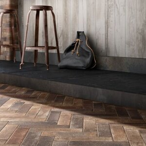 Tegelshowroom Zwarthoed Kirry image 1