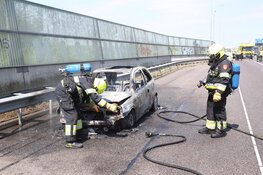 Net APK-gekeurde auto volledig uitgebrand langs A9 bij Velsen-Zuid