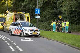 Wielrenner lelijk ten val in de Zeestraat in Beverwijk
