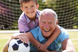 Opa- en Oma voetballen mee!