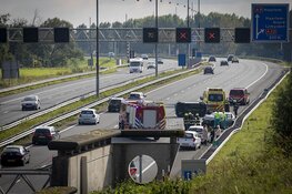 Auto op z'n kant bij ongeval A9 na Wijkertunnel