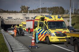 Auto op z'n kant bij ongeval A9 na Wijkertunnel