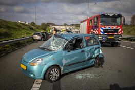 Auto op z'n kant bij ongeval A9 na Wijkertunnel