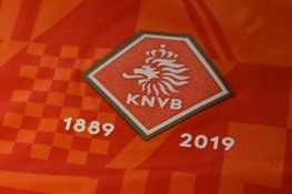 130 jaar voetbal - KNVB ruilt shirt met R.K.V.V. DEM