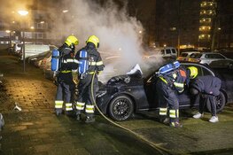 Geparkeerde taxi uitgebrand in Arnostraat