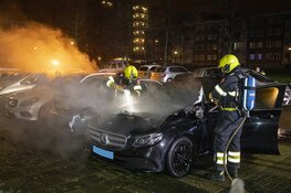 Geparkeerde taxi uitgebrand in Arnostraat