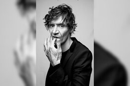 Beverwijkse Joni Zwart interviewt schrijver Peter Buwalda