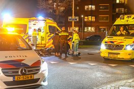 Aanrijding tussen auto en scooter op kruising in Beverwijk