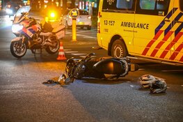 Aanrijding tussen auto en scooter op kruising in Beverwijk