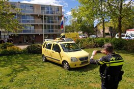 Auto rijdt tegen gevel en eindigt op grasveld in Beverwijk