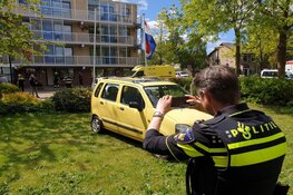 Auto rijdt tegen gevel en eindigt op grasveld in Beverwijk