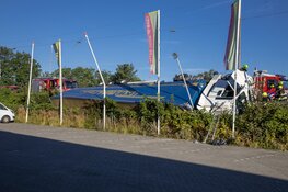 Vrachtwagen over de kop geslagen op A22 bij Beverwijk