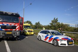 Vrachtwagen over de kop geslagen op A22 bij Beverwijk