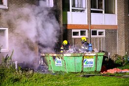 Containerbrand slaat over op flat: woningen ontruimd, veel schade