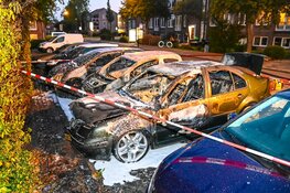Geparkeerde auto’s gaan in vlammen op aan Laan van Kanaän in Beverwijk
