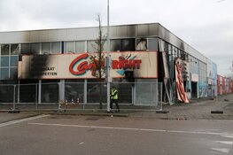 Schade brand Carpetright Beverwijk bij daglicht goed zichtbaar