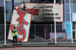 Schade brand Carpetright Beverwijk bij daglicht goed zichtbaar