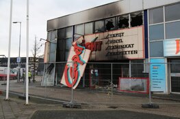 Schade brand Carpetright Beverwijk bij daglicht goed zichtbaar