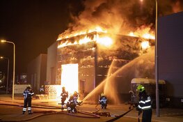 Zeer grote brand in loods aan de Timmerwerf in Heemskerk