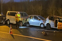 Autobrand na ongeluk met tien auto's op A9. Tot in de middag twee rijstroken dicht