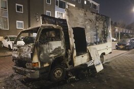 Metershoge vlammen bij brand in bestelbus in Beverwijk