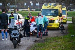 Scooterrijder klapt tegen boom en raakt gewond in Beverwijk