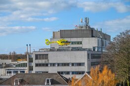 Corona-helikopter landt op Rode Kruis Ziekenhuis voor overplaatsing patiënt