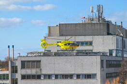 Corona-helikopter landt op Rode Kruis Ziekenhuis voor overplaatsing patiënt