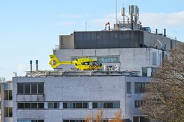 Corona-helikopter landt op Rode Kruis Ziekenhuis voor overplaatsing patiënt