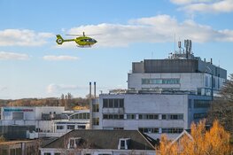 Corona-helikopter landt op Rode Kruis Ziekenhuis voor overplaatsing patiënt
