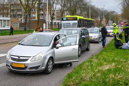 Drie auto’s klappen op elkaar op de Plesmanweg in Beverwijk