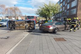 Auto op z'n kant bij ongeval in Beverwijk