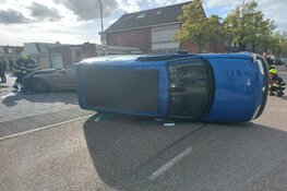 Auto op z'n kant bij ongeval in Beverwijk
