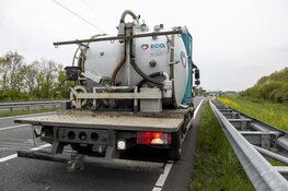 Auto knalt op vrachtwagen op A22