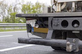 Auto knalt op vrachtwagen op A22