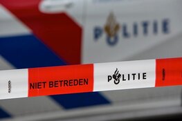 Auto belandt op het dak in het water