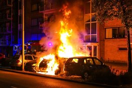 Geparkeerde auto gaat in vlammen op aan de Plesmanweg in Beverwijk