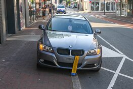 Scooterrijder wordt aangereden en crasht op de Breestraat