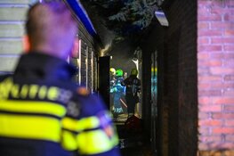 Brand verwoest houten schuur achter woning in Beverwijk