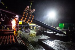 Eerste mantelbuis voor windenergie van zee onder duinen door getrokken bij Heemskerk