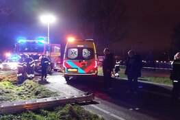 Auto te water in Beverwijk, man zwaargewond