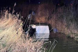 Auto te water in Beverwijk, man zwaargewond