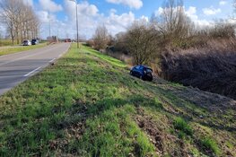 Auto raakt van de weg in Beverwijk