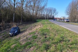 Auto raakt van de weg in Beverwijk