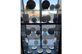 Herdenkingsborden in gemeentehuis Beverwijk