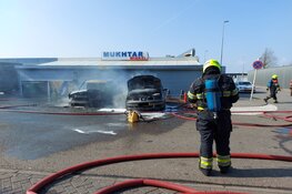 Twee auto's in brand in Beverwijk