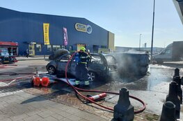 Twee auto's in brand in Beverwijk