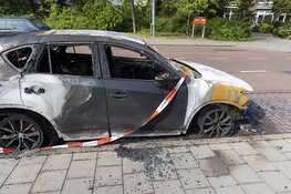 Auto volledig uitgebrand aan de Grote Hout- of Koningsweg in Velsen-Noord
