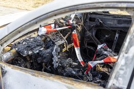 Auto volledig uitgebrand aan de Grote Hout- of Koningsweg in Velsen-Noord