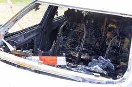 Auto volledig uitgebrand aan de Grote Hout- of Koningsweg in Velsen-Noord
